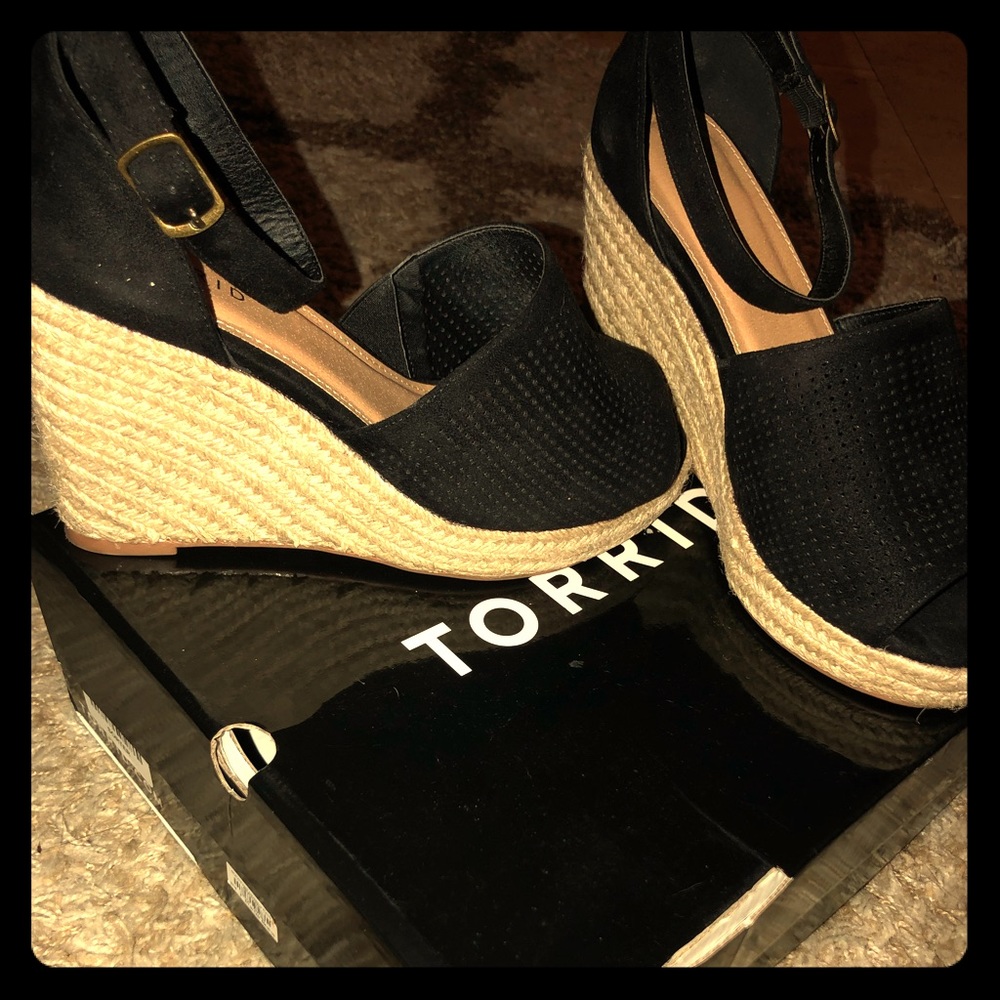 EUC! Torrid size 9 black and natural espadrilles